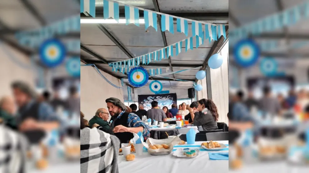 La familia Quilodrán celebra desde hace años el 9 de Julio junto a otras familias de J.J. Gómez, con la Bandera, el Himno, empanadas, baile, chocolate y pastelitos. Foto: gentileza.