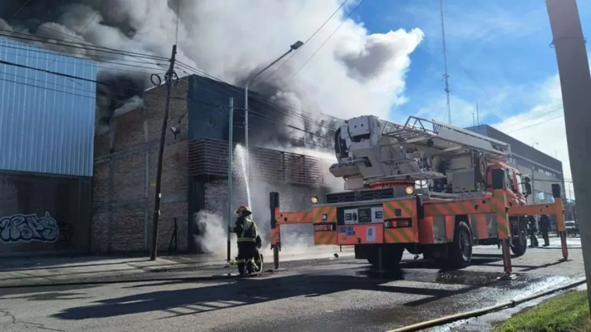 Los bomberos trabajaron durante horas combatiendo el incendio. Hay riesgo de derrumbe. Foto: gentileza.