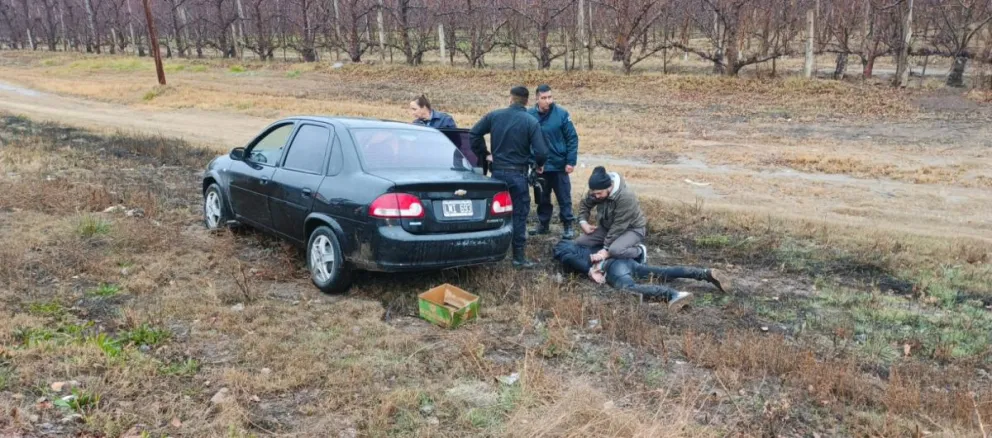 Personal policial de la Comisaría Sexta intentó interceptar un automóvil para un control de rutina. Foto gentileza Policía de Río Negro 