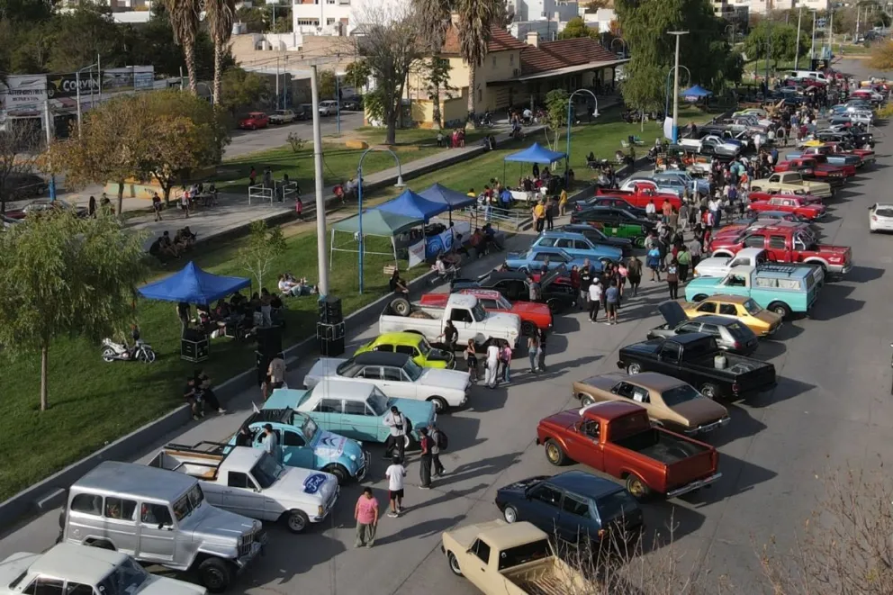 La Juntada Fierrera realizará este domingo una exposición abierta y gratuita de autos clásicos en Roca. Foto: gentileza.