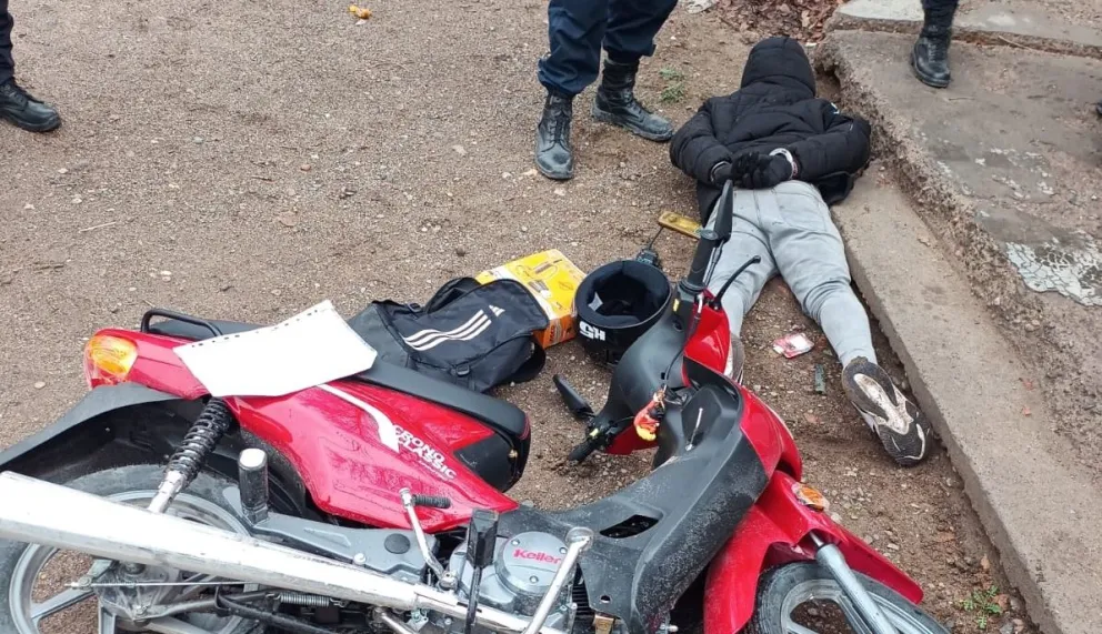 La persecución terminó con un detenido, el recupero de las herramientas robadas y el secuestro de la moto y un inhibidor. Foto: gentileza.