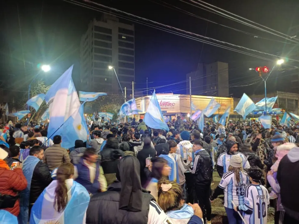 El centro de Roca se llenó de banderas, bocinazos y festejos después de la clasificación de Argentina a las semifinales del Mundial. Foto: Tania Domenicucci.
