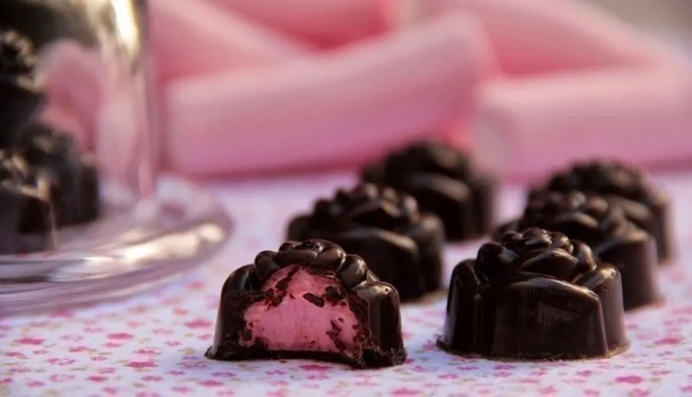 Chocolate relleno de frutilla para disfrutar este domingo. 