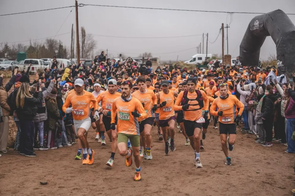 Los corredores transitan las diferentes distancias en la Barda Sur y en las próximas horas comenzará la entrega de premios. (Foto: Carlos Mir)