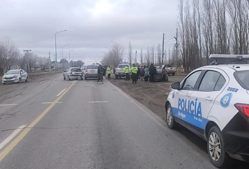 El siniestro ocurrió en la zona semaforizada de la Ruta 22 y solo provocó daños materiales. Foto cortesía Policía de Rio Negro