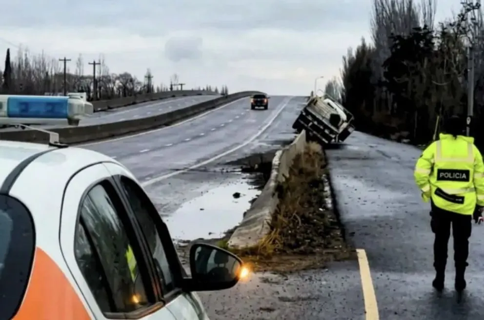 El camión avanzó varios metros sobre el bloque de cemento tipo New Jersey. (Foto: gentileza)
