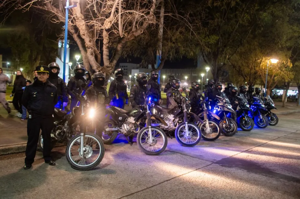 La Policía desplegó un operativo con 100 efectivos en el centro de General Roca para prevenir nuevos incidentes durante los festejos. Foto cortesía Policía de Rio Negro