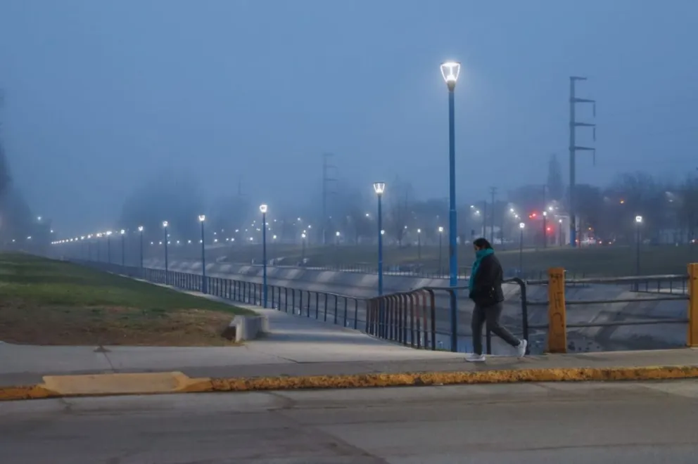 Con 4° grados en las calles, la niebla complica el tránsito y la visibilidad de peatones y automovilistas. (Foto: Tania Domenicucci. ANR)