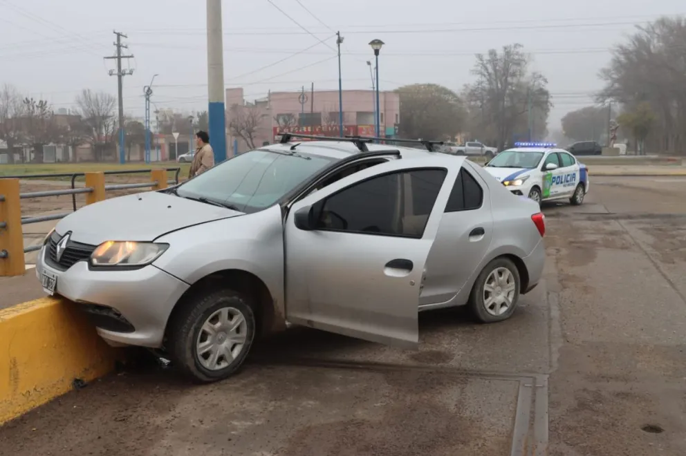 La maniobra hizo que el auto quedara sobre la contención del Canal Grande. (Foto; Tania Domenicucci. ANR)