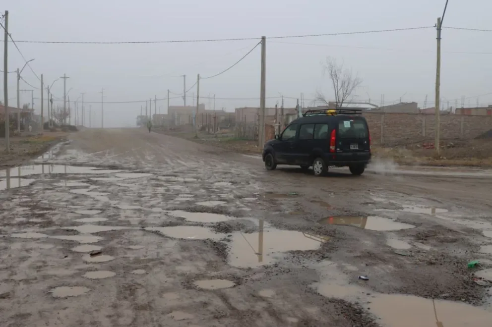En varios barrios de la zona norte, el agua permanece estancada días después de las lluvias y dificulta la circulación de vecinos y vehículos. Foto Tania Domenicucci-ANR