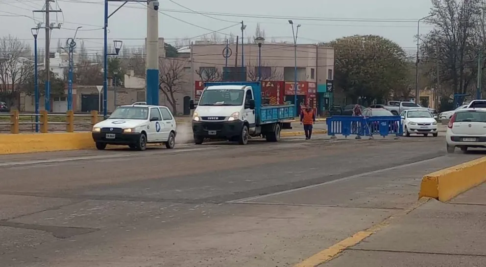 En imagen, los arreglos que realizó el Municipio 30 minutos después del accidente, el cual habría sido producto de esquivar un profundo pozo que se encontraba hace semanas allí. Foto cortesía