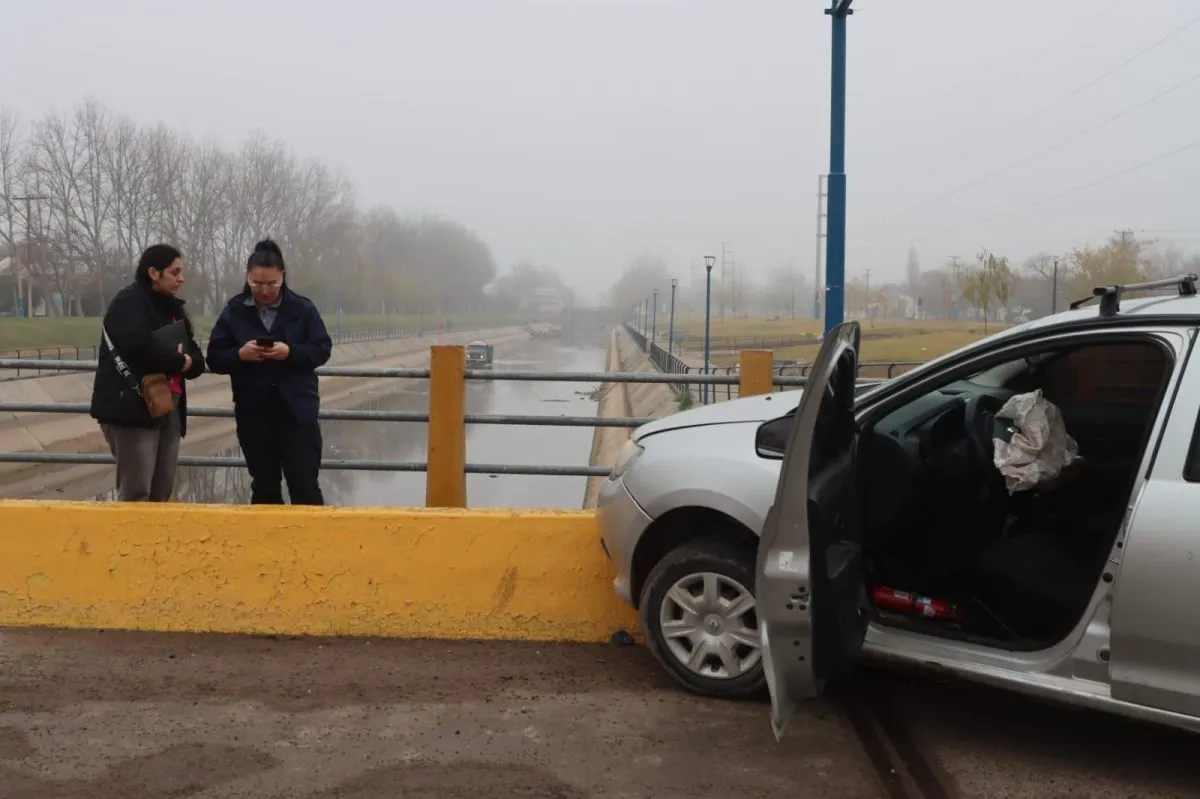 El veh&iacute;culo qued&oacute; contra el muro de contenci&oacute;n. Foto: Tania Domenicucci