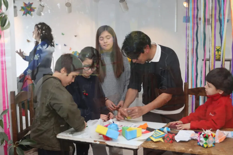El festival "Ojitos Curiosos al Teatro" reúne espectáculos, talleres y espacios interactivos para que las infancias disfruten de las vacaciones de invierno junto a sus familias. Foto Tania Domenicucci-ANR