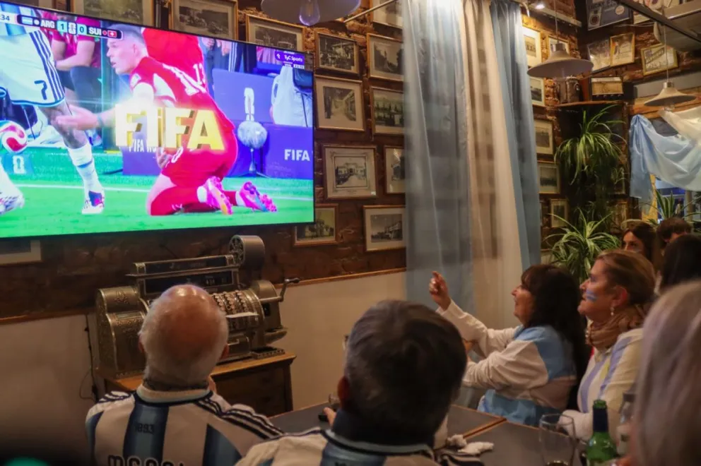 Bares, cafeterías y espacios culturales de General Roca volverán a recibir a cientos de hinchas para seguir la semifinal entre Argentina e Inglaterra, que comenzará a las 16. Foto Tania Domenicucci-ANR
