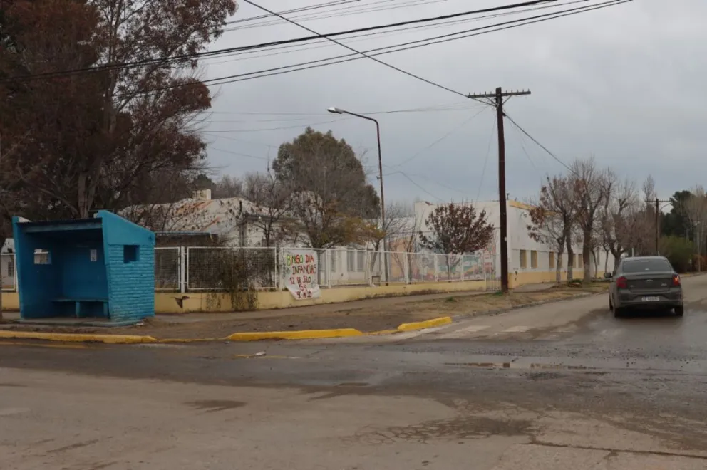 Las familias aseguran que la presencia de inspectores municipales solo se mantuvo durante algunos días y reclaman medidas permanentes para mejorar la seguridad vial frente a la Escuela N° 38 de Stefenelli. Foto Tania Domenicucci-ANR