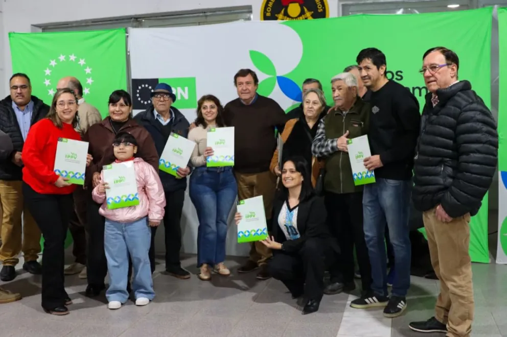 Vecinos de Cervantes junto a Weretilneck tras recibir la escritura de sus lotes. Foto: Tania Domenicucci