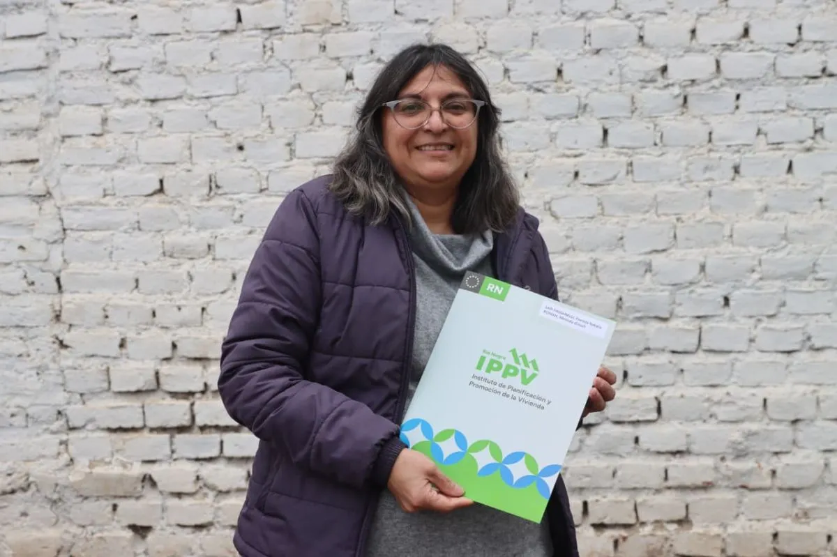 Vecina de Cervantes con la escritura de uno de los lotes entregados esta ma&ntilde;ana. Foto: Tania Domenicucci