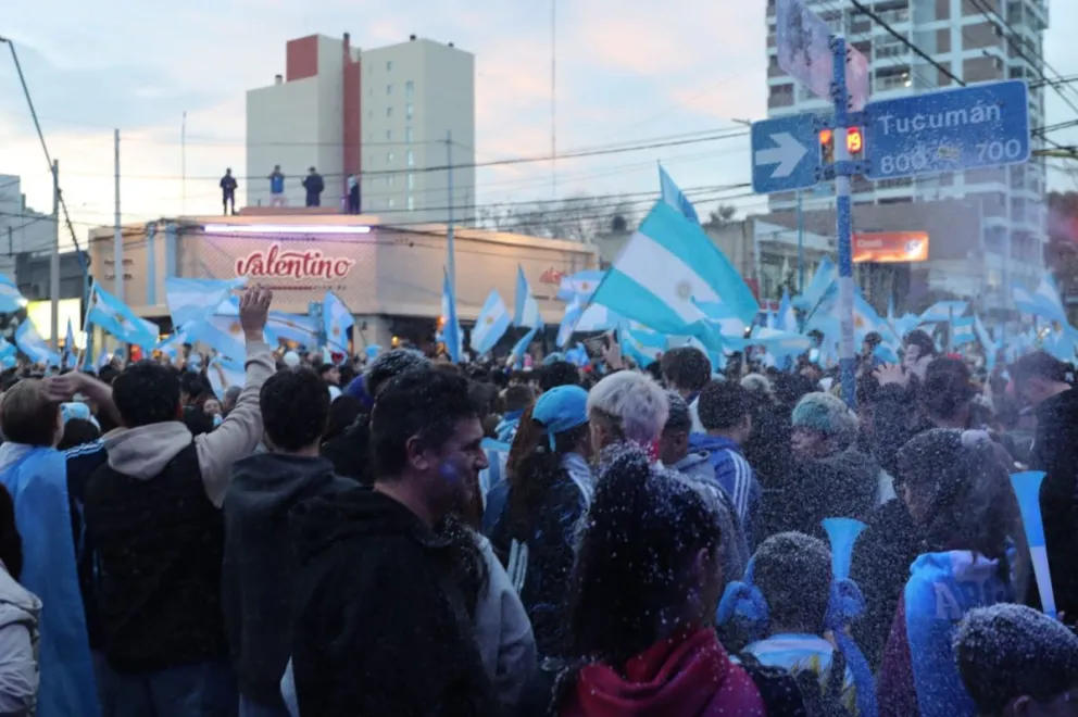 Una multitud festejó el triunfo de Argentina contra Inglaterra en el centro de la ciudad. (Foto: Tania Domenicucci. ANR)