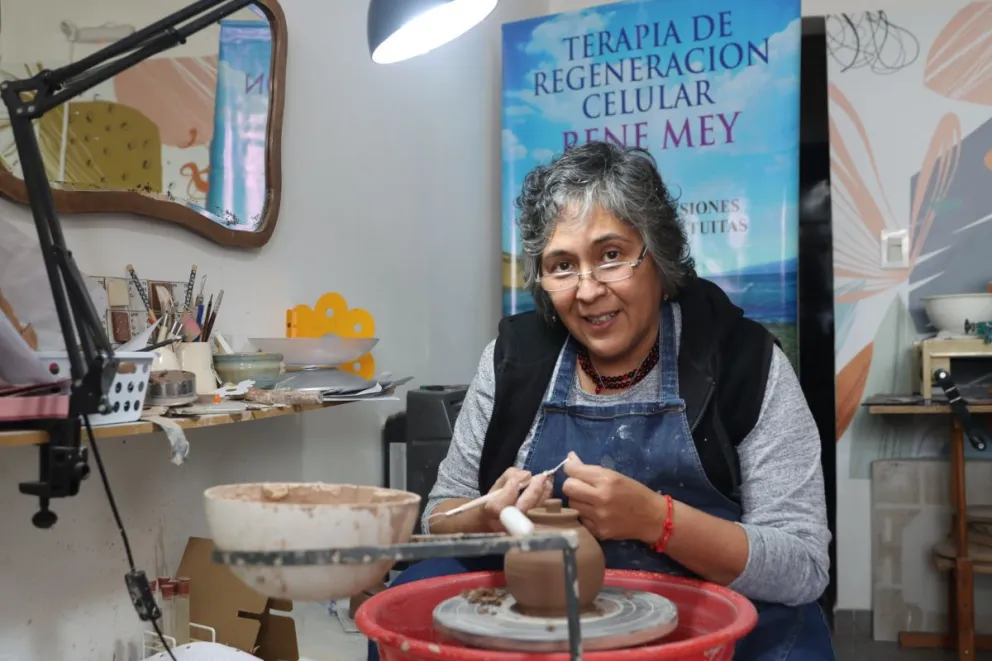 Desde su taller sobre calle Vintter, en Stefenelli, Mónica Ceballos elabora piezas artesanales y transmite su pasión por la cerámica a vecinos de todas las edades. Foto Tania Domenicucci-ANR