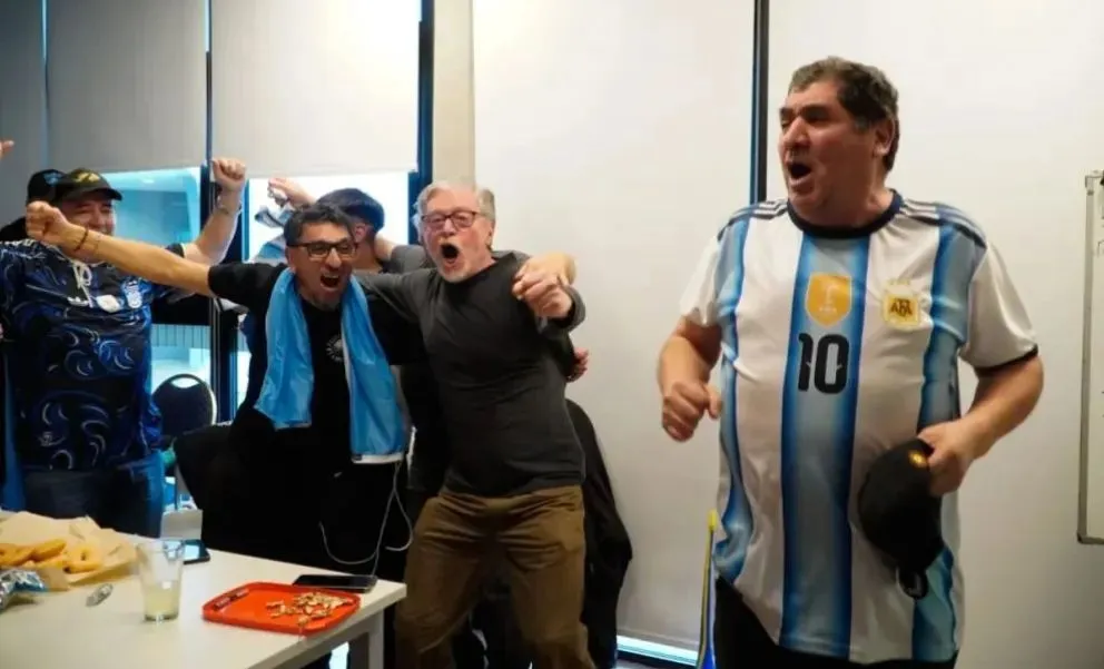 Argentina marca el segundo gol y el Museo Malvinas, Antártida y Atlántico Sur estalla en emoción. Fotos: Facundo Pardo.