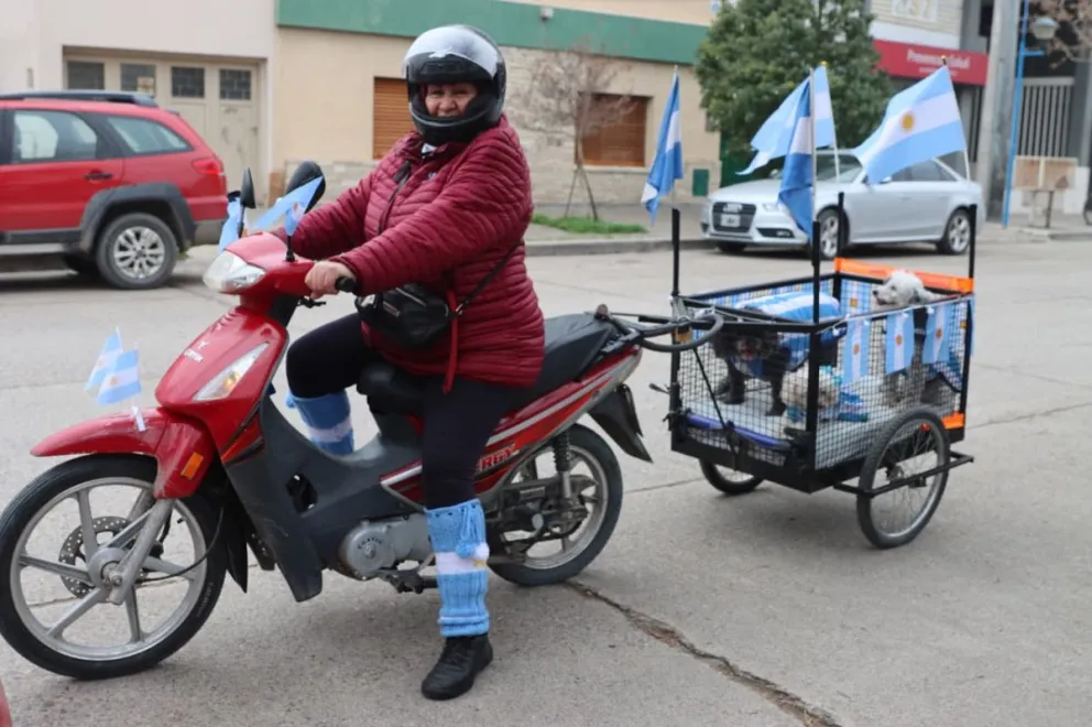 Argentina por adopción, la vecina es fanática de la Selección y sale de albiceleste de pie a cabeza... junto a sus perritos. (Foto: Tania Domenicucci. ANR)