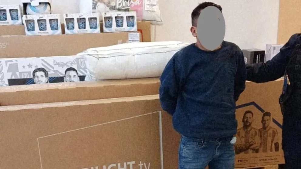 El hombre fue encontrado en el sector de electrónica del supermercado, y detenido antes de que pudiera cometer el robo. (Foto: archivo)