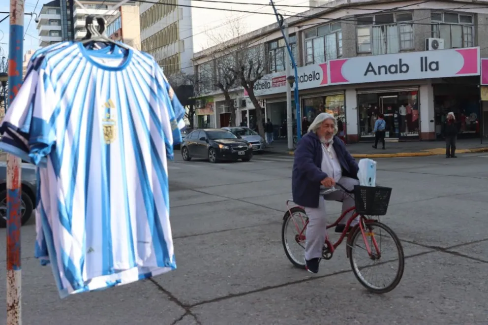 En Roca ya se palpita la final entre Argentina y España. Foto: Tania Domenicucci