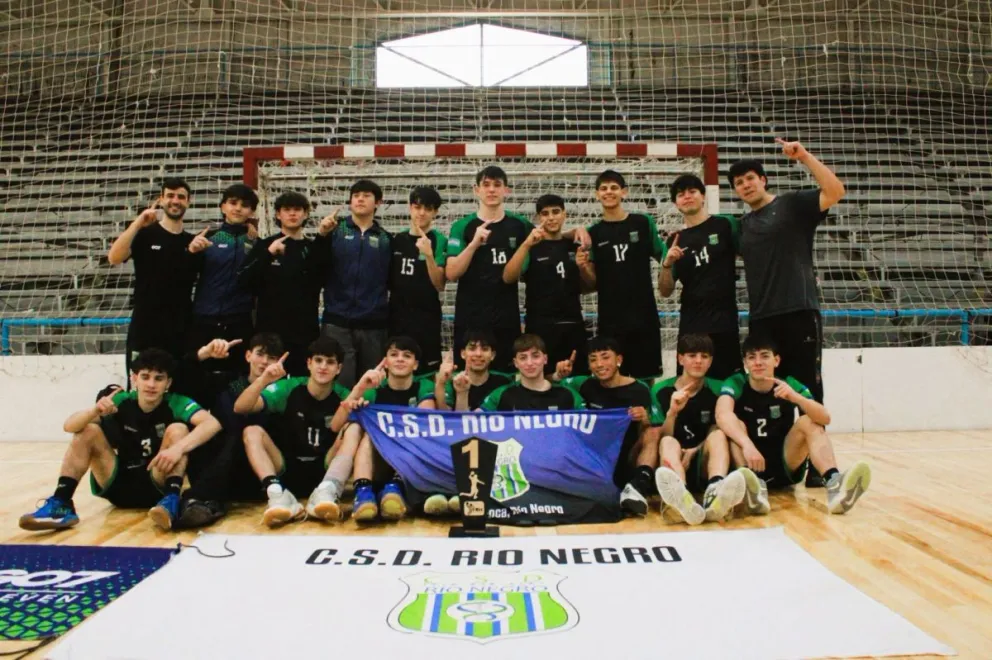 El equipo juvenil masculino del Club Río Negro consiguió en Cipolletti el primer título provincial de la rama masculina en la historia de la institución.  Foto: gentileza