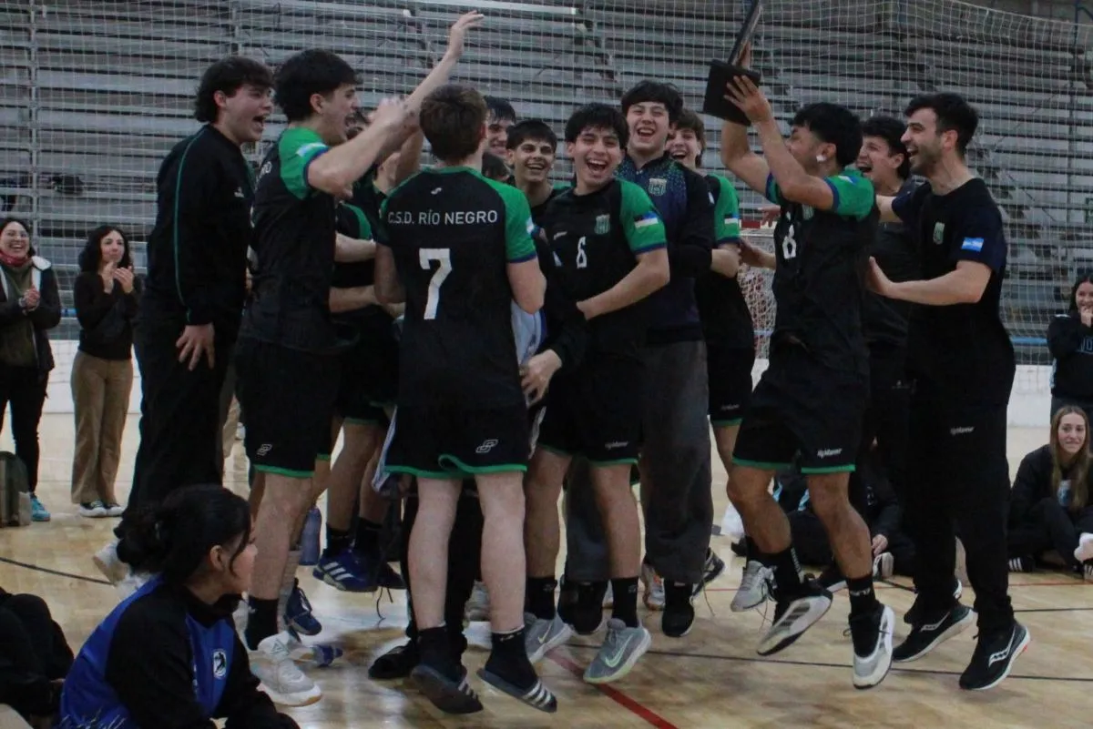 Los juveniles del Club R&iacute;o Negro celebran el campeonato provincial de handball, un logro hist&oacute;rico para una instituci&oacute;n que contin&uacute;a creciendo en las categor&iacute;as formativas. Foto: gentileza