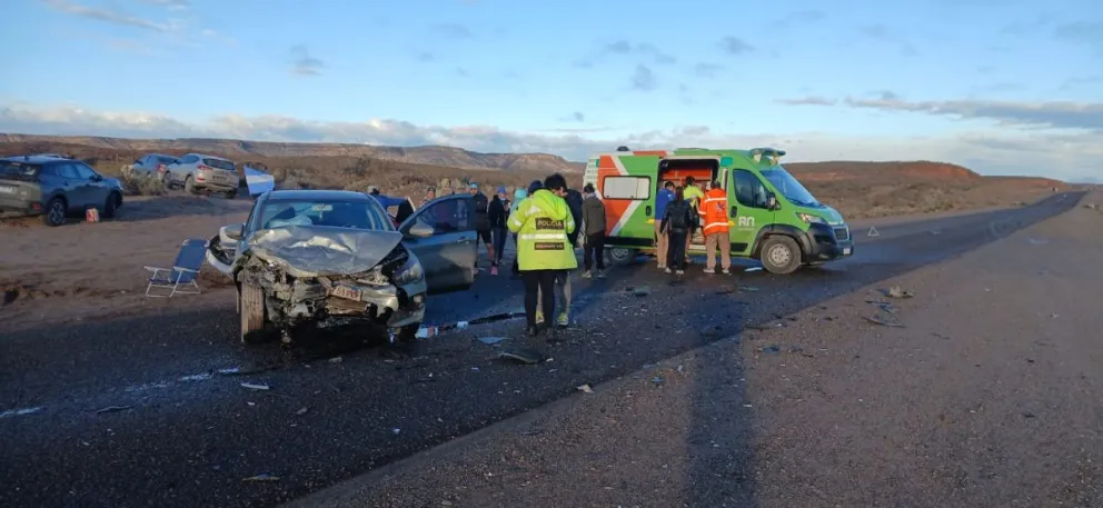 Tras el choque, intervino una ambulancia del Siarme para asistir a las personas heridas. Foto: Policía de Río Negro