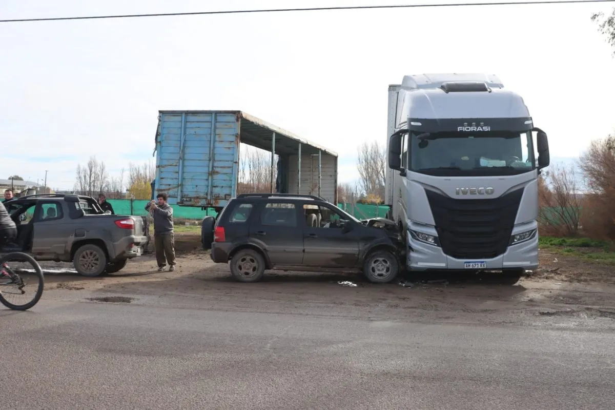 El cami&oacute;n se encontraba estacionado sobre la banquina. Foto: Tania Domenicucci