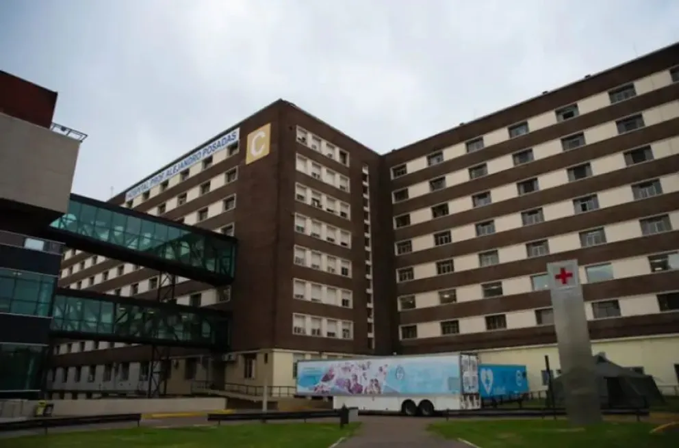 El joven fue tratado en el hospital Posadas. Foro archivo 