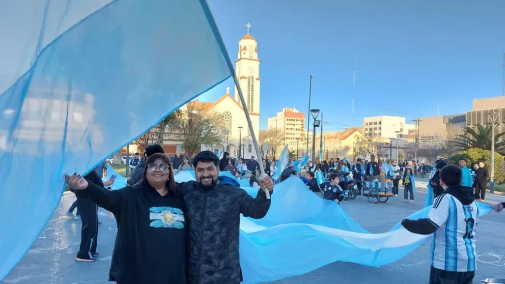 El banderazo duró más de una hora en el centro de Roca. Foto Tania Domenicucci