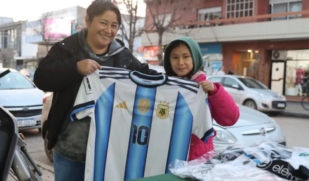 A Cecilia le quedaba la última camiseta de la Selección. Foto Tania Domenicucci