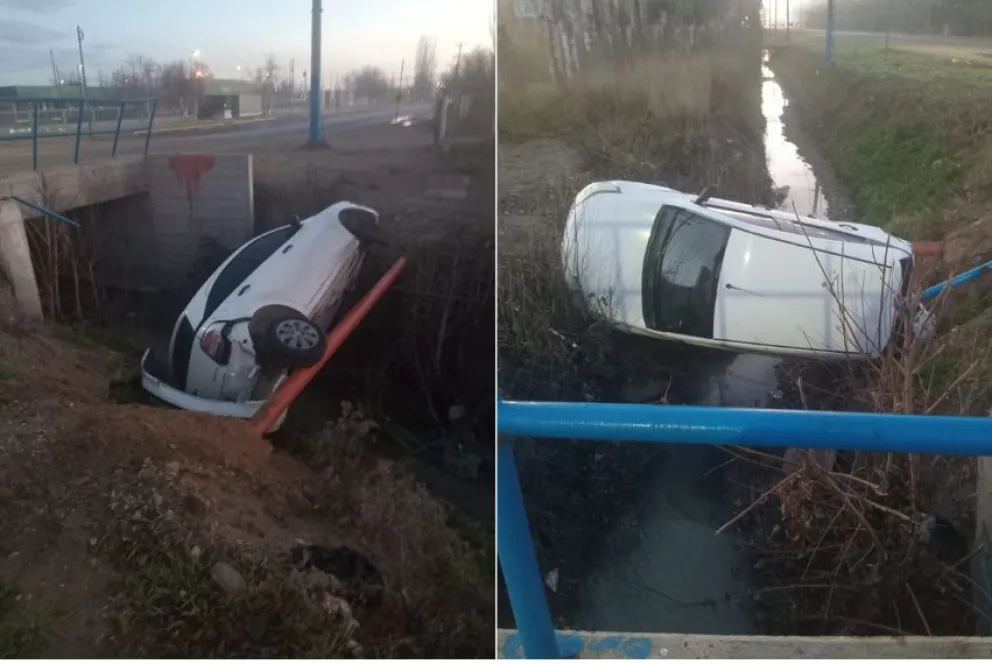 Producto del choque el conductor del rodado embestido, terminó dentro del canal de desagüe. (Foto: gentileza)