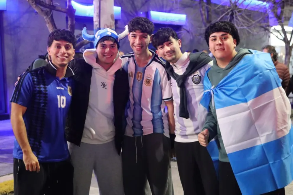 Cientos de vecinos volvieron a copar el centro para alentar a la Selección Argentina a pesar de la derrota. Foto Tania Domenicucci-ANR