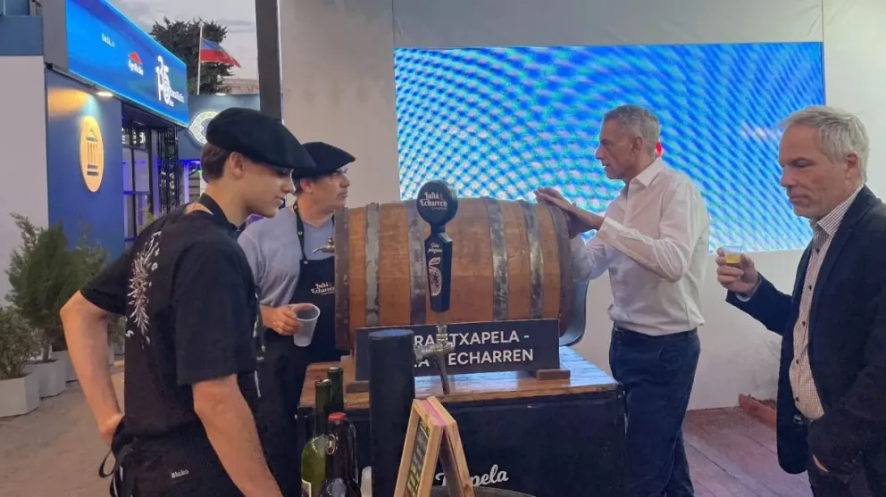 El ministro Carlos Banacloy recorrió el stand de Río Negro en la Exposición Rural de Palermo, donde productores de la provincia exhiben y comercializan sus productos. Foto: Gobierno de Río Negro