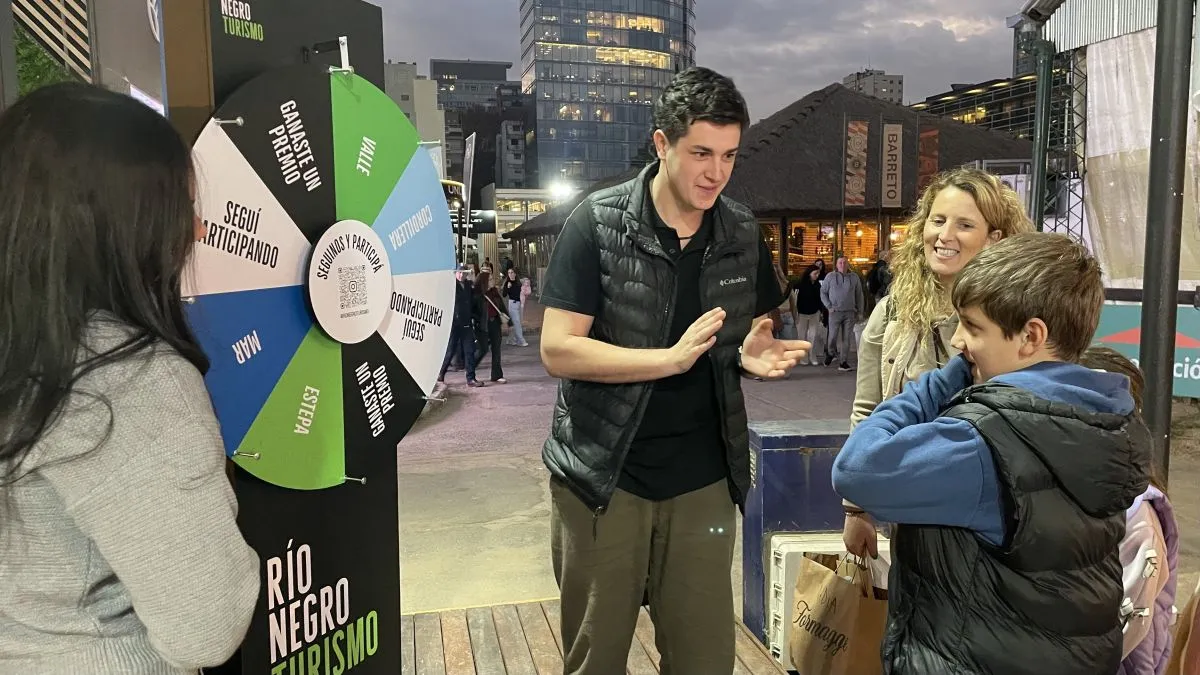 Personal del stand rionegrino presenta la oferta tur&iacute;stica y productiva de la provincia a los visitantes de La Rural. Foto: Gobierno de R&iacute;o Negro