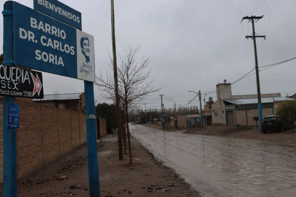 Según vecinos de Alta Barda, el barro que se acumula en las calles hace que muchas veces la gente "ni salga de casa". Foto Tania Domenicucci-ANR
