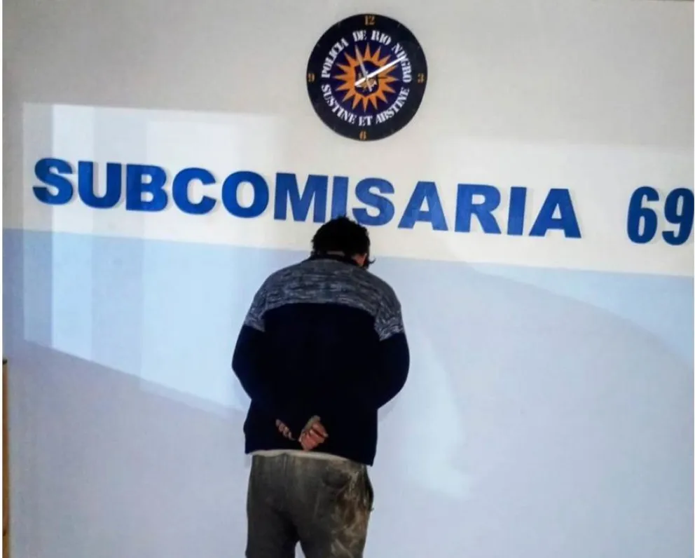 El sospechoso fue reducido por el propietario del predio y su hijo tras ser descubierto intentando sustraer tres motores de una hormigonera. Foto cortesía Policía de Rio Negro