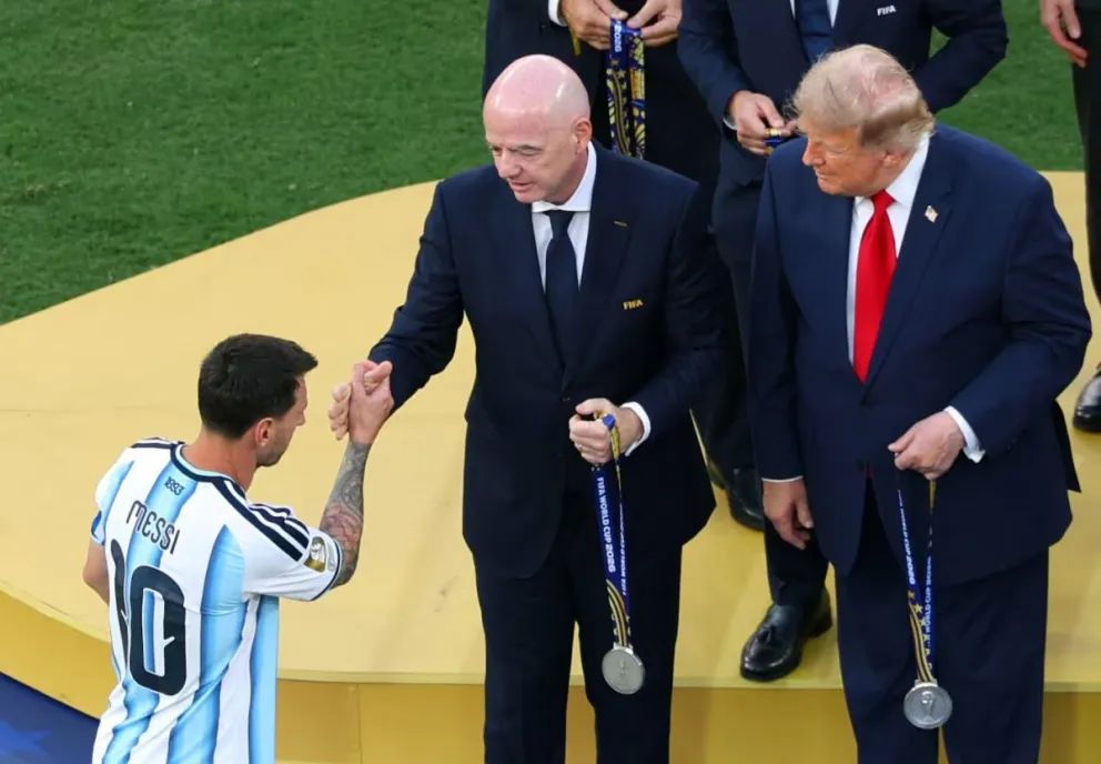 Infantino entregándole la medalla del segundo puesto a Lionel Messi.