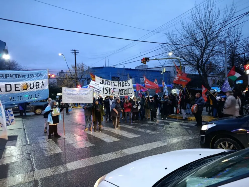 Los jubilados y organizaciones se concentraron varios minutos en la esquina de Tucumán y avenida Roca. Fotos Tania Domenicucci