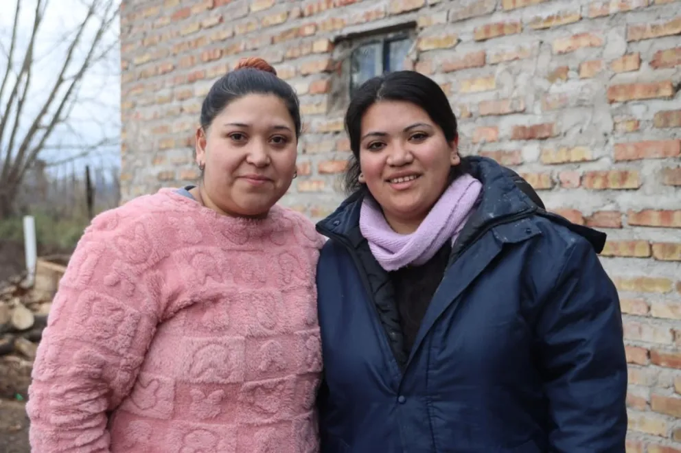 Belén y Luz, dos de las 6 madres que actualmente forman parte de la organización del día de las infancias en Cuatro Galpones y alrededores. Foto Tania Domenicucci-ANR