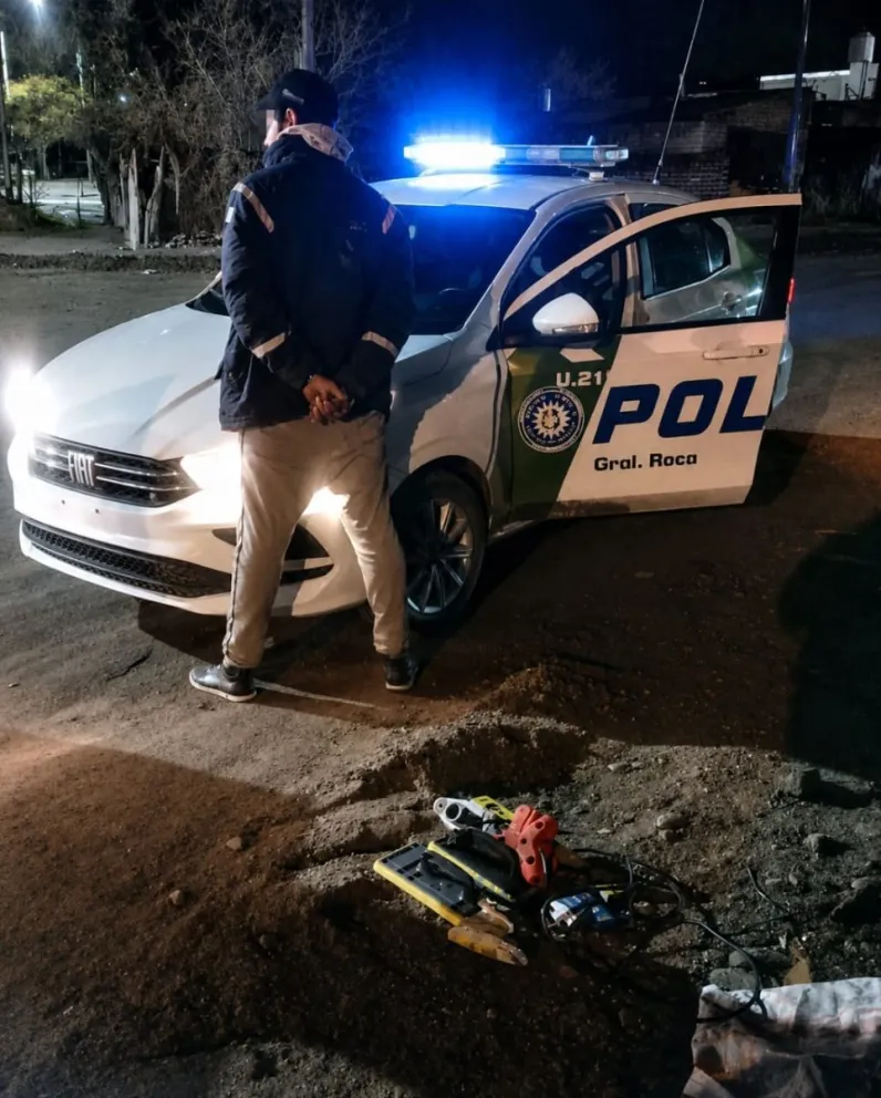 El sospechoso fue detenido por personal de la Comisaría 21° y la totalidad de los elementos sustraídos fue recuperada y reconocida por el propietario del vehículo. Foto cortesía