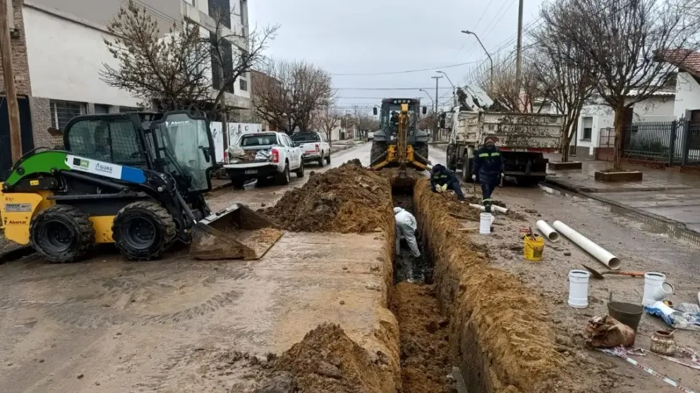 El personal de ARSA se abocó al recambio de cañerias en calle Córdoba. Foto: Gobierno Río Negro