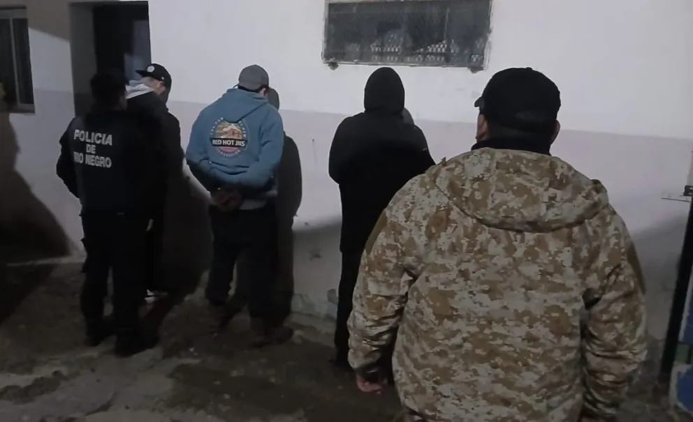 Los tres hombres que fueron sorprendidos al intentar robar animales. Foto: Policia de Río Negro