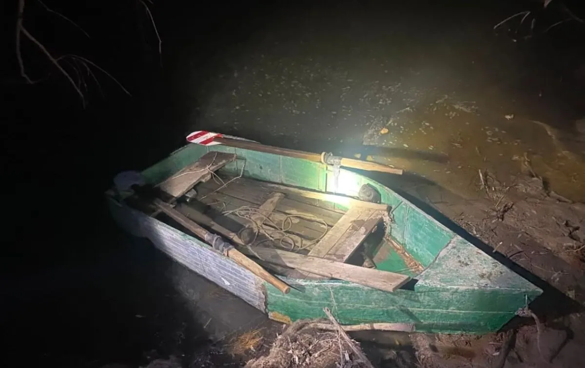 La embarcanci&oacute;n que habr&iacute;an utilizado para ingresar al predio.