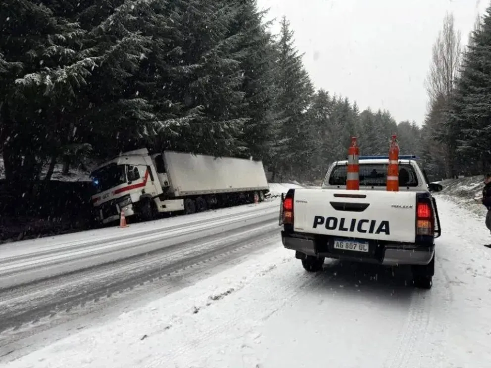 Las intensas nevadas están complicando la circulación por las rutas que llevan a la zona turística de la cordillera. Foto: gentileza Cadena Sur.