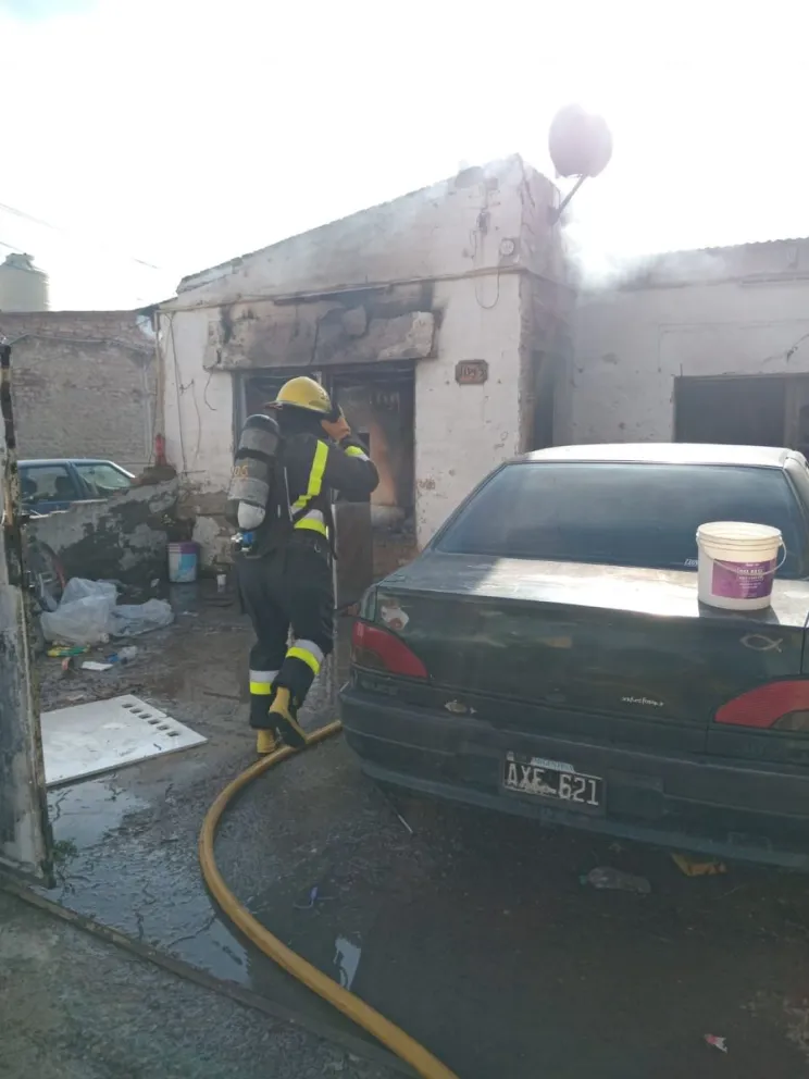 Bomberos trabajaron para controlar el incendio en el que un adolescente sufrió heridas de extrema gravedad. Foto: Gentileza.