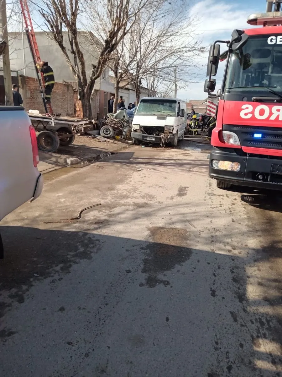 Bomberos y equipos de emergencia trabajaron para controlar el incendio y asistir a las personas afectadas. Foto: Gentileza.